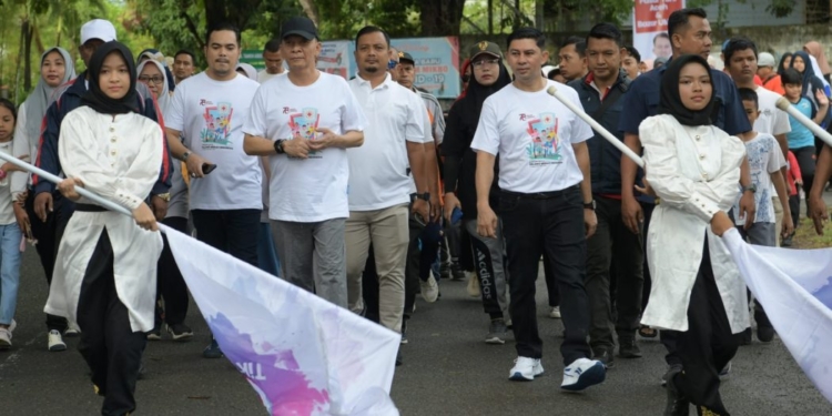 Penjabat Gubernur Aceh, Achmad Marzuki saat mengikuti jalan santai bersama masyarakat dalam rangka memeriahkan HUT PMI Ke-78 di Kota Banda Aceh, Minggu (24/9/2023). (Foto: Alibi/Dok. Humas Aceh)