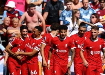 Para pemain Liverpool rayakan gol yang dicetak Dominik Szoboszlai ke gawang Aston Villa (Foto: Dok. Reuters)