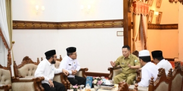 Penjabat Gubernur Achmad Marzuki dan Kakanwil Kemenag Aceh Azhari membicarakan isu keagamaan di Aceh. (Foto: Alibi/Dok. Kemenag Aceh)