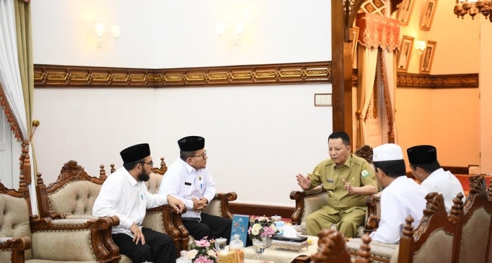 Penjabat Gubernur Achmad Marzuki dan Kakanwil Kemenag Aceh Azhari membicarakan isu keagamaan di Aceh. (Foto: Alibi/Dok. Kemenag Aceh)