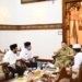 Penjabat Gubernur Achmad Marzuki dan Kakanwil Kemenag Aceh Azhari membicarakan isu keagamaan di Aceh. (Foto: Alibi/Dok. Kemenag Aceh)