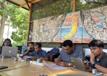 Koalisi masyarakat sipil untuk penguatan kelembagaan KKR Aceh saat menggelar konferensi pers terkait kasus di KKR Aceh, di Banda Aceh, Senin (18/9/2023) (Foto: Dok. Antara/Rahmat Fajri)