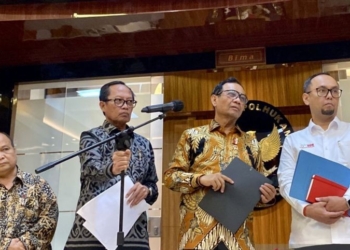 Menkopolhukam Mahfud MD (dua kanan) saat memberikan keterangan terkait dengan perkembangan kerja Satgas TPPU di Kantor Kemenkopolhukam RI, Jakarta, Senin (11/9/2023). (Foto: Antara/Genta Tenri Mawangi)