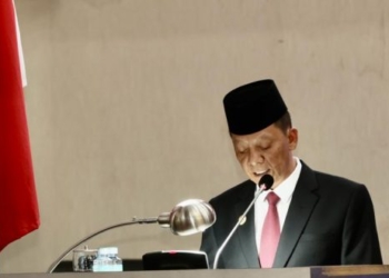 Pj Gubernur Aceh, Achmad Marzuki menyampaikan Nota Keuangan dan Raqan Aceh tentang Perubahan APBA Tahun Anggaran 2023 pada rapat paripurna DPRA Aceh Tahun 2023 di Gedung DPRA, Banda Aceh, Jumat (29/9/2023). (Foto: Alibi/Dok. Humas Aceh)