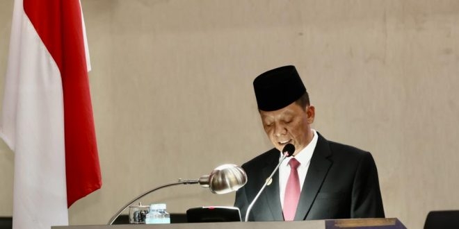 Pj Gubernur Aceh, Achmad Marzuki menyampaikan Nota Keuangan dan Raqan Aceh tentang Perubahan APBA Tahun Anggaran 2023 pada rapat paripurna DPRA Aceh Tahun 2023 di Gedung DPRA, Banda Aceh, Jumat (29/9/2023). (Foto: Alibi/Dok. Humas Aceh)