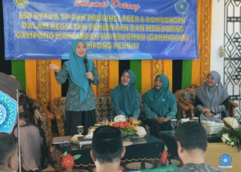 Penjabat Ketua TP-PKK Aceh, Ayu Marzuki, saat memberikan arahan pada pertemuan dengan pengurus PKK Kota Banda Aceh dan PKK Gampong Peuniti, Banda Aceh, Sabtu (23/9/2023). (Foto: Alibi/Dok. Humas Aceh)