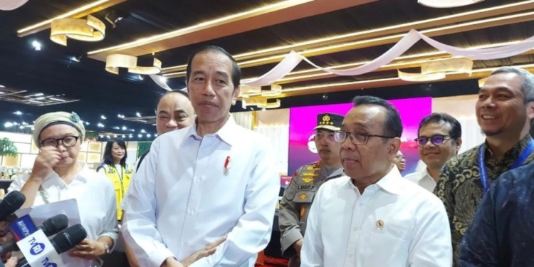 Presiden RI Joko Widodo (Jokowi) saat menyampaikan pernyataan kepada wartawan di sela peninjauan persiapan KTT ASEAN 2023 di JCC, Senayan, Jakarta, Jumat (1/9/2023). (Foto: Dok. Antara/Andi Firdaus)