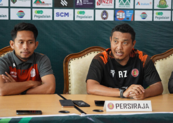 Pelatih Persiraja Achmad Zulkifli bersama Andik Vermansah saat jumpa pers, di Medan, Sabtu (23/9/2023). (Foto: Alibi/Dok. Mo Persiraja)
