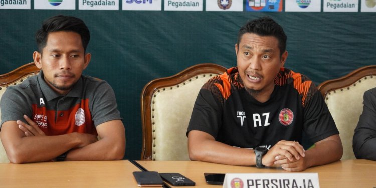 Pelatih Persiraja Achmad Zulkifli bersama Andik Vermansah saat jumpa pers, di Medan, Sabtu (23/9/2023). (Foto: Alibi/Dok. Mo Persiraja)