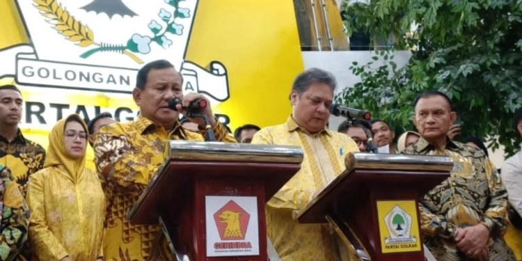 Ketua Umum Partai Gerindra Prabowo Subianto (kiri) dan Ketua Umum Partai Golkar Airlangga Hartarto (kanan) saat memberikan keterangan pers di Kantor DPP Golkar, Jakarta, Kamis (31/8/2023). (Foto: Antara/Fauzi Lamboka)