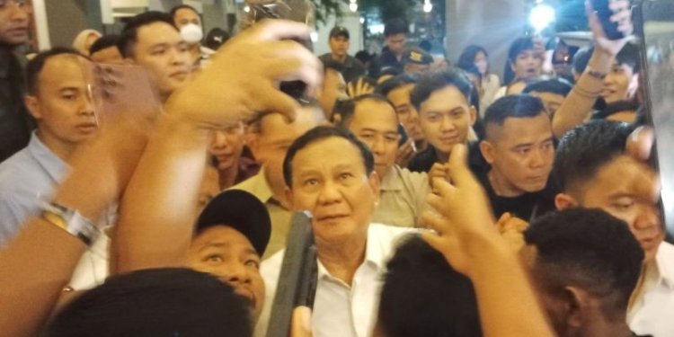 Bakal calon presiden (bacapres) dari Koalisi Indonesia Maju (KIM) Prabowo Subianto berfoto dengan para mahasiswa di Grha Sabha Pramana, Universitas Gadjah Mada (UGM), Sleman, Selasa (19/9/2023) malam. (Foto: Dok. Antara/Luqman Hakim)