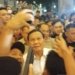 Bakal calon presiden (bacapres) dari Koalisi Indonesia Maju (KIM) Prabowo Subianto berfoto dengan para mahasiswa di Grha Sabha Pramana, Universitas Gadjah Mada (UGM), Sleman, Selasa (19/9/2023) malam. (Foto: Dok. Antara/Luqman Hakim)