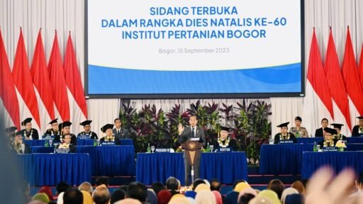 Presiden Joko Widodo menyampaikan pidatonya di Gedung Graha Widya Wisuda, Kampus IPB Dramaga, Kabupaten Bogor, Provinsi Jawa Barat, Jumat (15/9/2023). (Foto: BPMI Setpres/Laily Rachev)