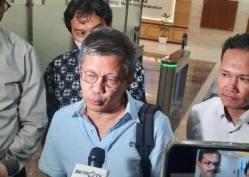 Rocky Gerung saat memberikan keterangan usai menjalani pemeriksaan terkait penyelidikan dugaan kasus berita bohong di Bareskrim Polri, Mabes Polri, Jakarta, Rabu (6/9/2023). (Foto: Dok. Antara/Laily Rahmawaty/aa)