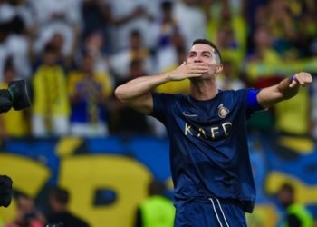 Cristiano Ronaldo melakukan tarian Al Ardah di hadapan pendukung Al Nassr (Foto: Twitter/cristiano)