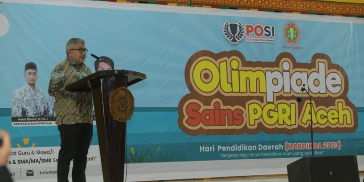 Sekretaris Daerah Aceh, Bustami, saat membuka lomba olimpiade sains PGRI Aceh di Gedung Ucc Ahmad Dahlan Muhammadiyah Aceh, Banda Aceh, Minggu (3/9/2023). (Foto: Alibi/Dok. Humas Aceh)