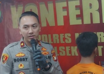 Kepala Kepolisian Sektor (Kapolsek) Metro Penjaringan M Probandono Bobby Danuardi saat pengungkapan kasus Tindak Pidana Perdagangan Orang (TPPO) Gang Royal di Penjaringan, Jakarta Utara, Jumat (18/8/2023). (Foto: Antara/Abdu Faisal)