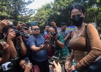 Pemeran film dewasa Fransisca Candra Novitasari atau Siskaeee (kanan) menjawab pertanyaan wartawan sebelum menjalani pemeriksaan di Direktorat Reserse Kriminal Khusus Polda Metro Jaya, Jakarta, Senin (25/9/2023). (Foto: Dok. Antara/Indrianto Eko Suwarso/Spt)