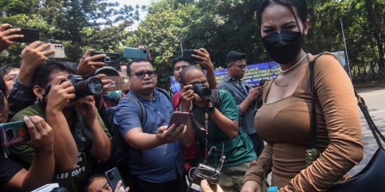 Pemeran film dewasa Fransisca Candra Novitasari atau Siskaeee (kanan) menjawab pertanyaan wartawan sebelum menjalani pemeriksaan di Direktorat Reserse Kriminal Khusus Polda Metro Jaya, Jakarta, Senin (25/9/2023). (Foto: Dok. Antara/Indrianto Eko Suwarso/Spt)