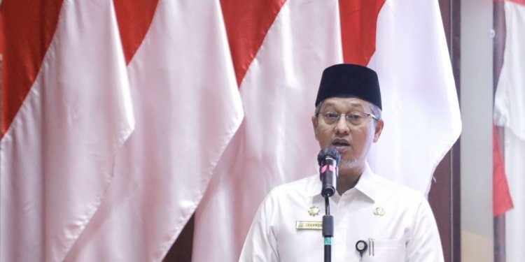 Asisten Administrasi Umum Sekda Aceh, Iskandar, saat menyampaikan sambutan pada Sosialisasi Alternatif Pendanaan UKM melalui Securities Crowdfunding di Aceh, yang diselenggarakan OJK Provinsi Aceh, di Banda Aceh, Jumat (22/9/2023). (Foto: Alibi/Dok. Humas Aceh)