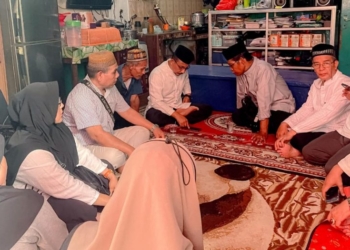 Anggota DPD RI asal Aceh, H Sudirman, saat mengunjungi rumah duka Alm. Abdullah Syarwan di Jawa Barat, Sabtu (30/9/2023). (Foto: Alibi/Dok. Humas Aceh)