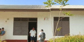 Petugas kepolisian melakukan olah tempat kejadian perkara (TKP) di kamar seorang bidan yang ditemukan meninggal dunia di perumahan Pondok II PT Belian Estate perkebunan kelapa sawit di Desa Nanga Seberuang Kecamatan Semitau wilayah Kapuas Hulu, Kalimantan Barat. (Foto: Dok. Antara/HO-Polres Kapuas Hulu)