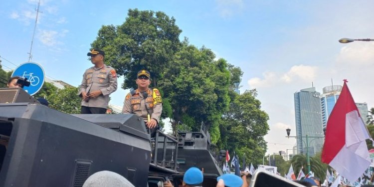 Kapolres Metro Jakarta Pusat Kombes Pol. Susatyo Purnomo Condro mengawasi para pendukung dan warga yang berdatangan di sekitar KPU RI, Jakarta, Kamis (19/10/2023). (Foto: Antara/Nadia Putri Rahmani)