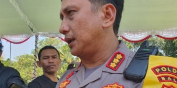 Kepala Bidang Hubungan Masyarakat Kepolisian Daerah Bali Komisaris Besar Polisi Jansen Avitus Panjaitan memberikan keterangan terkait perkembangan penyelidikan kasus dugaan prostitusi yang dikendalikan oleh warga negara asing (WNA) di Denpasar, Bali, Sabtu (21/10/2023). (Foto: Dok/Rolandus Nampu)