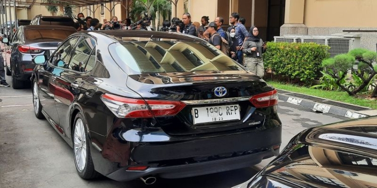 Mobil sedan warna hitam diduga milik Firli Bahuri terpakir di halaman belakang gedung rupatama Mabes Polri, Jakarta, Selasa (24/10/2023). (Foto: Antara/Laily Rahmawaty)