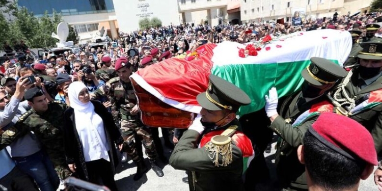 Arsip - Pasukan kehormatan Palestina menggotong peti mati dalam upacara pemakaman jurnalis Al Jazeera Shireen Abu Akleh di kantor pusat Otoritas Palestina di Kota Ramallah, Tepi Barat, (12/5/2022). (Foto: Antara/Xinhua/Nidal Eshtayeh/aww)