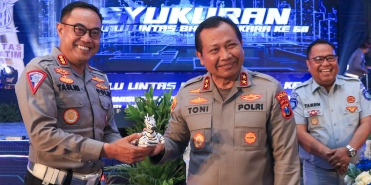 Dirlantas Polda Jatim Kombes Pol. Muhammad Taslim Chairuddin bersama Kapolda Jatim Irjen Pol. Toni Harmanto usai peluncuran aplikasi "ILMU Semeru". (Foto: Antara/HO-Bidhumas Polda Jatim)