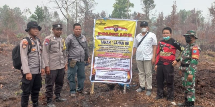 Polisi menyegel lahan milik TP (43) karena sengaja membersihkan lahan dengan cara dibakar, Rabu (11/10/2023). (Foto: Antara/Humas Polresta Palangka Raya)