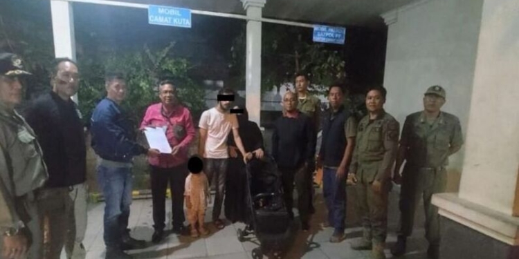 Satu keluarga WNA Yordania ditangkap Satpol PP Badung karena kedapatan mengemis di Kuta, Bali, Selasa (24/10/2023). (Foto: Antara/HO-Satpol PP Badung/Imigrasi Ngurah Rai)