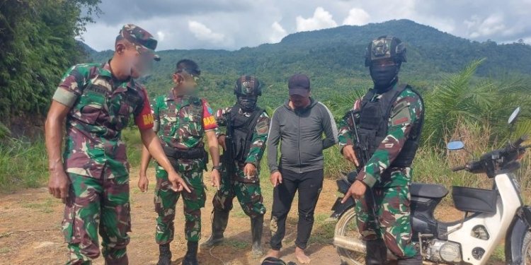 Prajurit TNI saat menangkap seorang warga Malaysia yang didapati membawa 20 kilogram narkoba jenis sabu di Desa Sei Mawang, Kecamatan Puring Kencana perbatasan Indonesia-Malaysia, wilayah Kapuas Hulu, Kalimantan Barat. (Foto: Antara/HO-Pendam XII Tanjungpura)