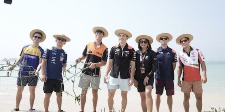 Sejumlah pembalap MotoGP melakukan kegiatan bersih-bersih pantai dan penanaman terumbu karang jelang MotoGP Mandalika. Kegiatan ini diselenggarakan pada Kamis (12/10/2023). (Foto: Antaea/HO/ITDC)