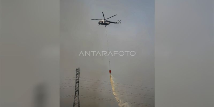 Foto Arsip - Helikopter BNPB melakukan pemadaman dari udara (water boombing) di Kelurahan Kameloh Baru, Palangka Raya, (27/9/2023). (Foto: Dok. Antara/Auliya Rahman)