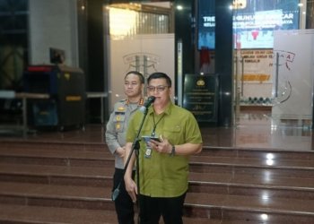 Dirreskrimsus Polda Metro Jaya Kombes Pol Ade Safri Simanjuntak (depan) didampingi Kabid Humas Polda Metro Jaya Kombes Pol Trunoyudo Wisnu Andiko saat konferensi pers di Jakarta, Kamis (5/10/2023). (Foto: Antara/Ilham Kausar)