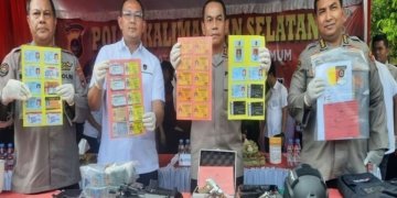 Kapolda Kalimantan Selatan Irjen Pol. Andi Rian R Djajadi menunjukkan barang bukti yang disita dari tersangka MR saat rilis di Mapolda Kalsel di Banjarmasin, Selasa (18/10/2023). (Foto: Antara/Firman)