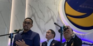 Bendahara Umum DPP Partai NasDem Ahmad Sahroni bersama pengurus menggelar jumpa pers di Kantor DPP Partai NasDem, di Jakarta, Sabtu (14/10/2023) (Foto: Antara/Mario Sofia Nasution)