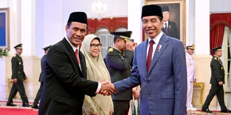 Presiden Joko Widodo resmi melantik Andi Amran Sulaiman sebagai Menteri Pertanian Kabinet Indonesia Maju dalam sisa masa jabatan periode tahun 2019-2024, di Istana Negara, Jakarta, Rabu (25/10/2023). (Foto: BPMI Setpres/Muchlis Jr)