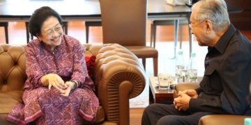 Presiden ke-5 RI yang juga Ketua Umum PDIP Megawati Soekarnoputri (kiri) berbincang dengan mantan Perdana Menteri Malaysia Mahathir Mohamad di Kuala Lumpur, Malaysia, Selasa (3/10/2023). (Foto: Antara/Monang Sinaga/foc)