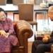 Presiden ke-5 RI yang juga Ketua Umum PDIP Megawati Soekarnoputri (kiri) berbincang dengan mantan Perdana Menteri Malaysia Mahathir Mohamad di Kuala Lumpur, Malaysia, Selasa (3/10/2023). (Foto: Antara/Monang Sinaga/foc)