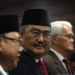 Mantan Ketua MK Jimly Asshiddiqie (tengah), Hakim Konstitusi Wahiduddin Adams (kiri), dan akademisi bidang hukum Bintan R. Saragih (kanan) bersiap melakukan sumpah jabatan pada pelantikan anggota Majelis Kehormatan Mahkamah Konstitusi (MKMK) di Jakarta, Selasa (24/10/2023). (Foto: Antara/Indrianto Eko Suwarso/rwa)