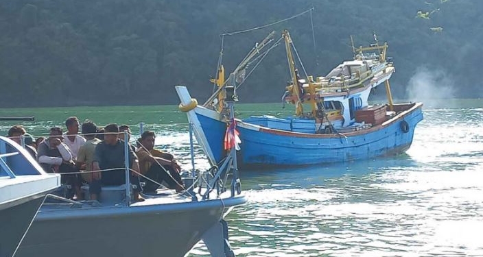 Salah satu dari tiga kapal nelayan Aceh Timur (kanan) ditangkap oleh angkatan laut Thailand di sebelah barat Phuket pada Minggu (8/10/2023) malam. (Foto: Dok. Bangkok Post/Achadthaya Chuenniran)