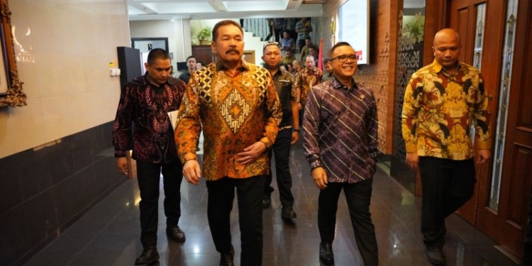 Jaksa Agung Sanitiar Burhanuddin bertemu dengan Menpan RB Abdullah Azwar Annas di kantor Kemenpan RB, Jakarta, Jumat (27/10/2023). (Foto: Dok. Antara/HO-Puspenkum Kejaksaan Agung)