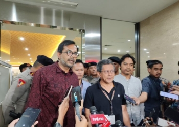 Dokumentasi-Akademisi Rocky Gerung didampingi penasihat hukumnya memberikan keterangan kepada wartawan usai menjalani pemeriksaan permintaan klarifikasi di Bareskrim Polri, Jakarta, Rabu (13/9/2023). (Foto: Antara/Laily Rahmawaty)