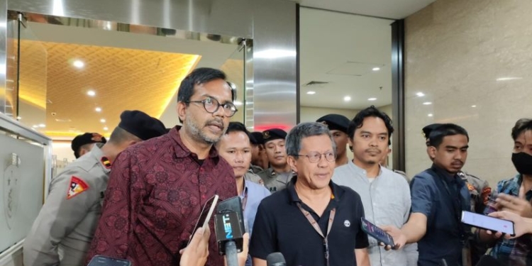 Dokumentasi-Akademisi Rocky Gerung didampingi penasihat hukumnya memberikan keterangan kepada wartawan usai menjalani pemeriksaan permintaan klarifikasi di Bareskrim Polri, Jakarta, Rabu (13/9/2023). (Foto: Antara/Laily Rahmawaty)