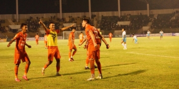 Pemain Persiraja Ricardo Pires dkk selebrasi usai mencetak gol ke gawang Sada Sumut FC. (Foto: Alibi/Fahzian Aldevan)