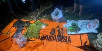 Tim Identifikasi dari Polres Aceh Besar memperlihatkan kerangka manusia yang ditemukan di Sungai Jurong Iboh, Aceh Besar. (Foto: Alibi/Dok. Polisi)