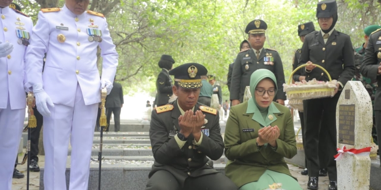 Pangdam IM Mayor Jenderal TNI Novi Helmy Prasetya bersama jajaran ziarahi makam pahlawan di Banda Aceh. (Foto: Alibi/Dok. Kodam IM)